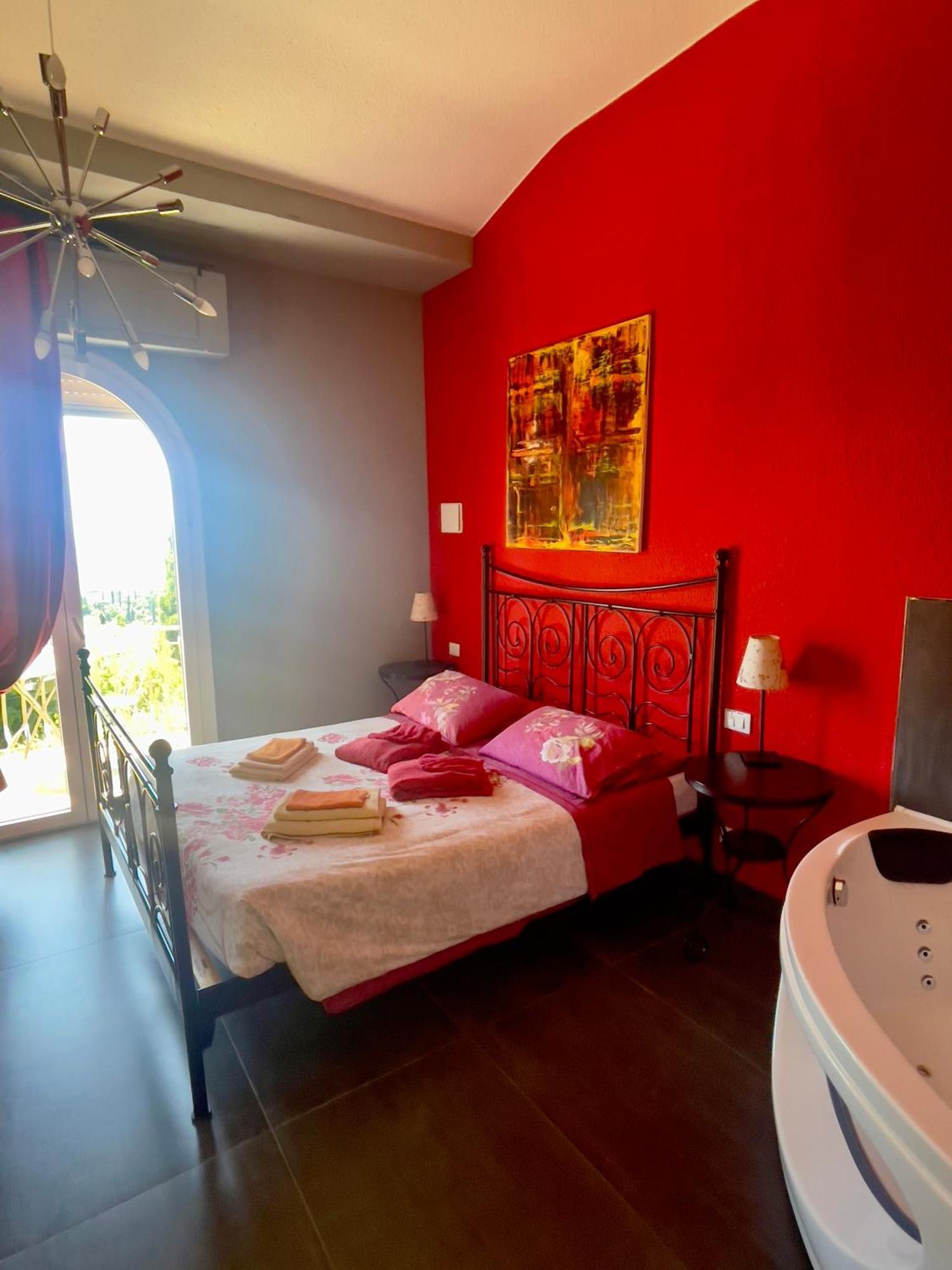 Villa Gaia - Luxury Villa, Pool & Wellness Rooms Бордигера Экстерьер фото